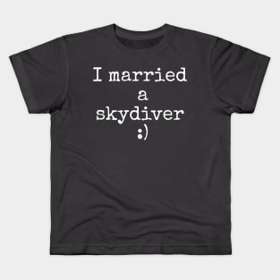 I married a skydiver Kids T-Shirt